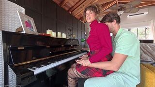 A woman feels the symphony with her pussy in HD