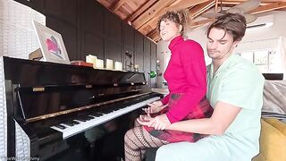 A woman feels the symphony with her pussy in HD