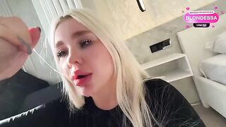 A girl with juicy curves seduces her stepbrother to fuck her