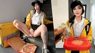 The guy cums while fucking the pizza delivery girl, it's beautiful!