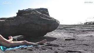 Nude beach: I'll rub myself while you jerk off watching