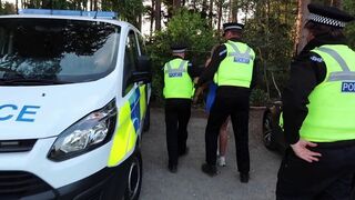 A babe got fucked outdoors by the police for giving a blowjob
