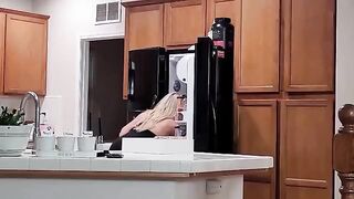 A girl has no shame and is very naughty in front of her neighbor