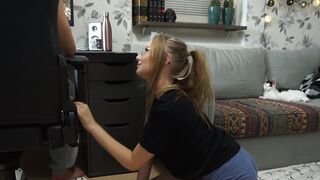 The little girl wants to be fucked and cum on her mouth