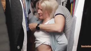 Amatør couple has spontaneous sex in the dressing room